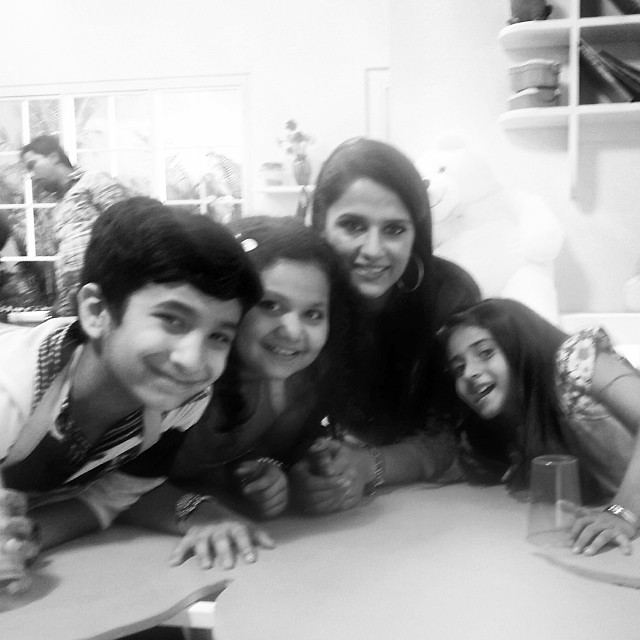 शिप्रा खन्ना अपने बच्चों के साथ