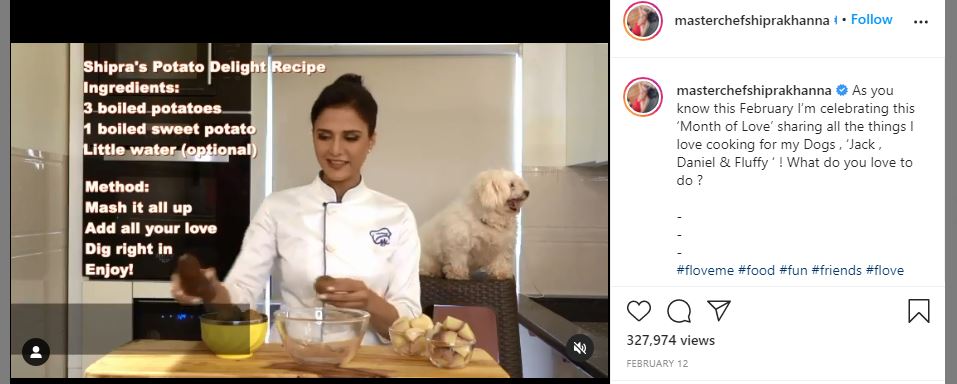 अपने कुत्ते के लिए खाना बना रही हैं शिप्रा खन्ना