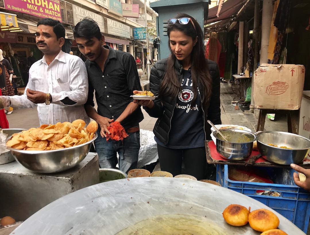 भारतीय स्ट्रीट फूड खाते समय शिप्रा