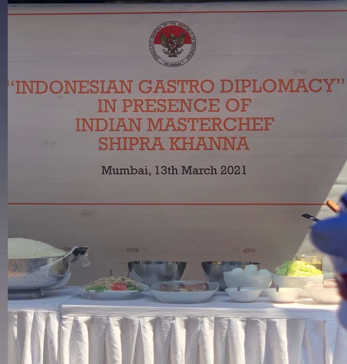 मार्च 2021 में इंडोनेशियाई गैस्ट्रो डिप्लोमेसी में एक बैनर पर शिप्रा खन्ना का नाम