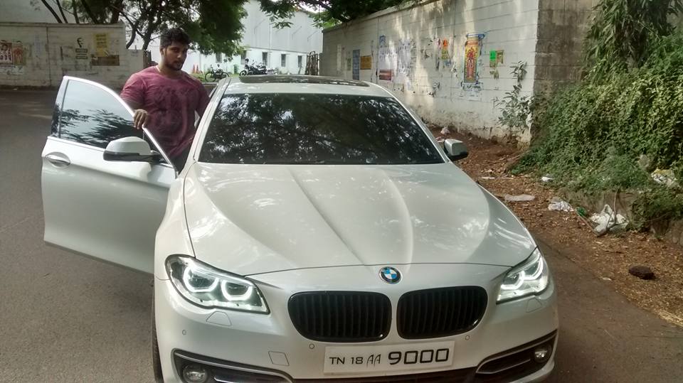 सेंथिल कुमारन सेल्वराजन अपनी बीएमडब्ल्यू कार के साथ