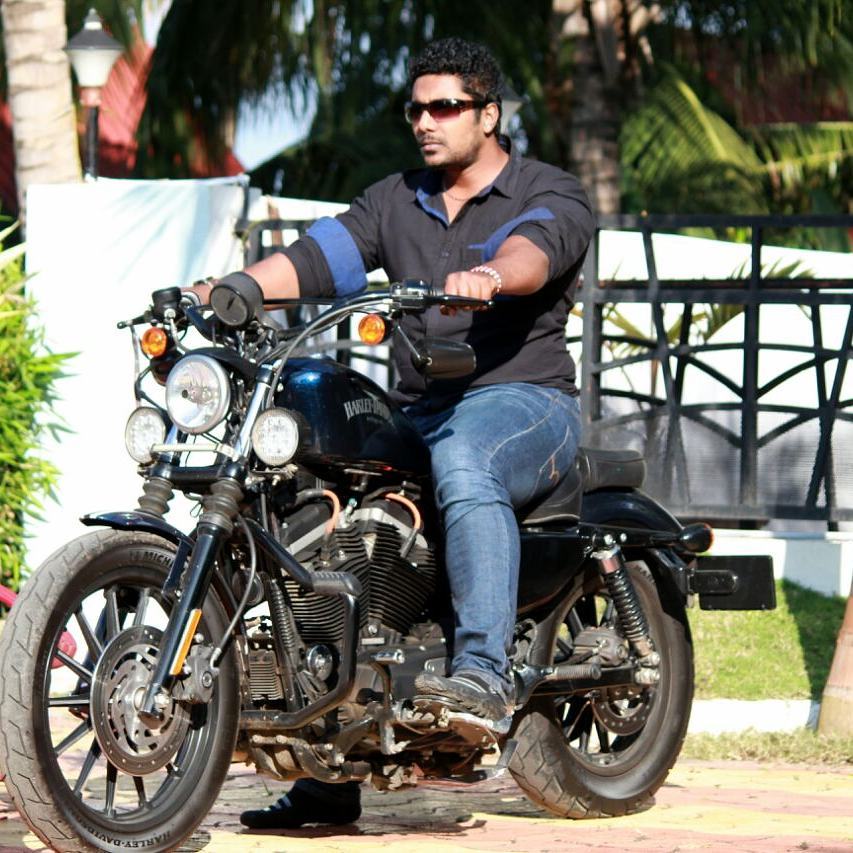 सेंथिल कुमारन सेल्वराजन अपनी हार्ले-डेविडसन मोटरसाइकिल के साथ 
