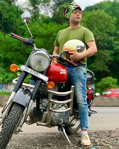 राहुल वोहरा अपनी मोटरसाइकिल पर बैठे