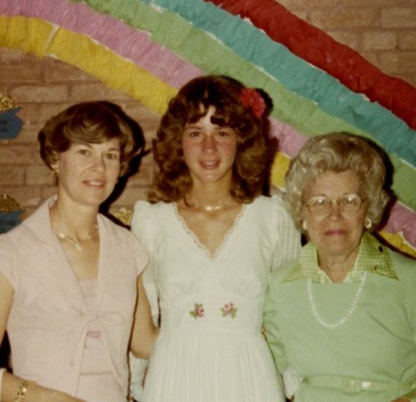 मेलिंडा गेट्स अपनी किशोरावस्था में अपनी माँ और दादी के साथ