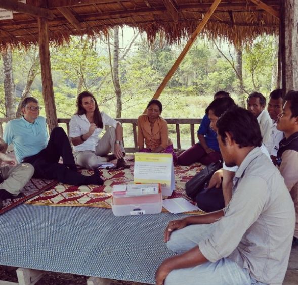 मलेरिया का पता लगाने और उपचार कार्यक्रम के दौरान कंबोडिया में मेलिंडा और बिल गेट्स