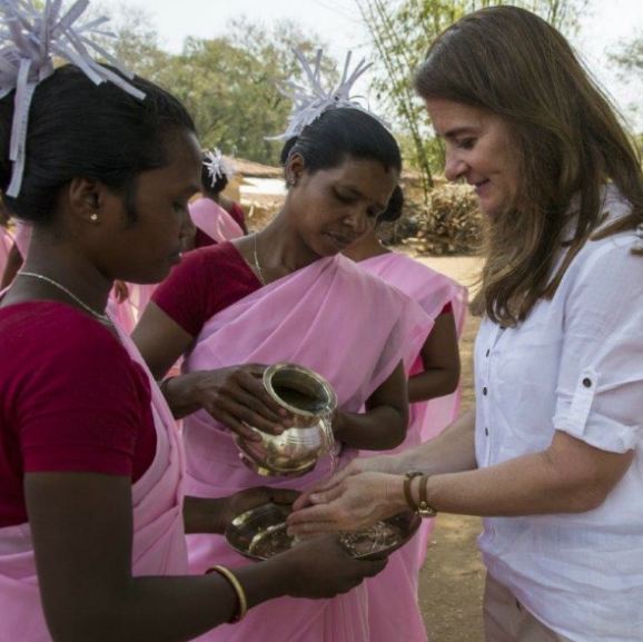 मेलिंडा गेट्स भारत में एक स्वयं सहायता समूह की यात्रा के दौरान