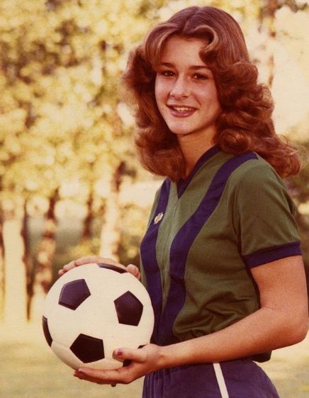मेलिंडा गेट्स अपने हाई स्कूल के दिनों में फुटबॉल खेल रही थीं