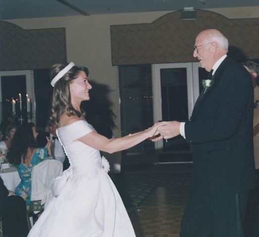 मेलिंडा गेट्स बिल गेट्स की शादी में अपने ससुर के साथ नृत्य करती हैं