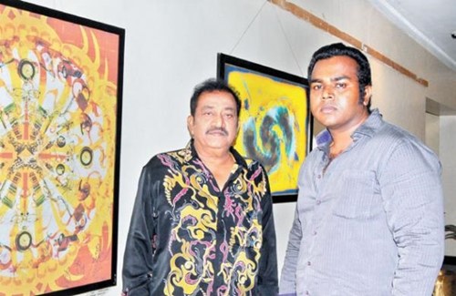 पांडु अपने बेटे पी पंजू के साथ अपनी कला प्रदर्शनी के दौरान