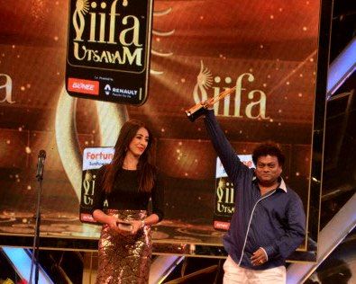 साधु कोकिला अपने आईफा उत्सवम पुरस्कार के साथ 