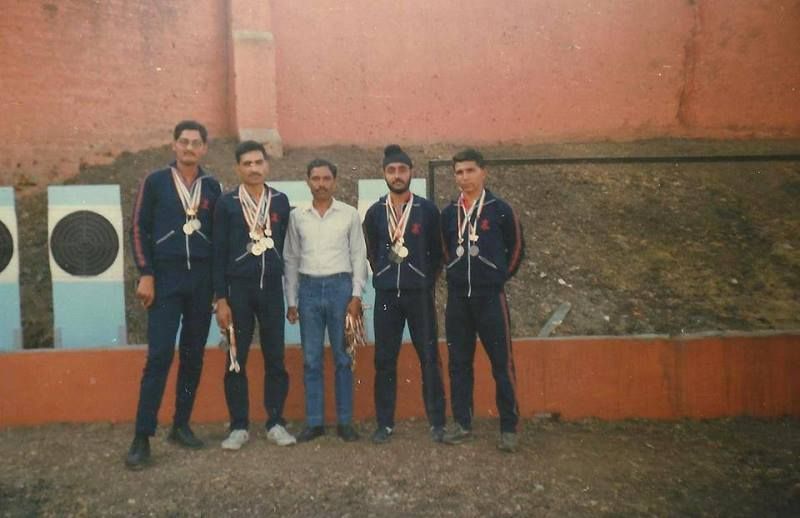 1989 के राष्ट्रीय निशानेबाजी पदक विजेता के अपने साथी विजेताओं के साथ बिक्रमजीत कंवरपाल