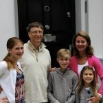 बिल गेट्स अपनी पत्नी और बच्चों के साथ