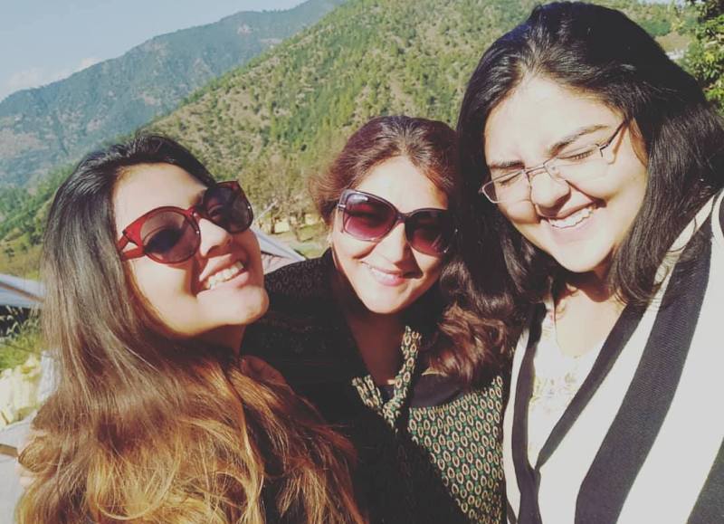 कानू प्रिया अपनी बेटियों के साथ