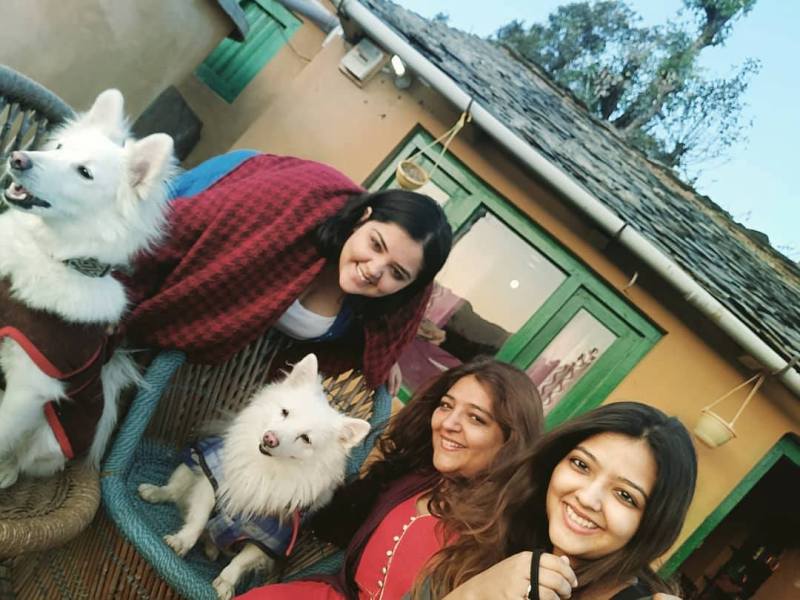 कानू प्रिया अपनी बेटियों और पालतू कुत्तों के साथ