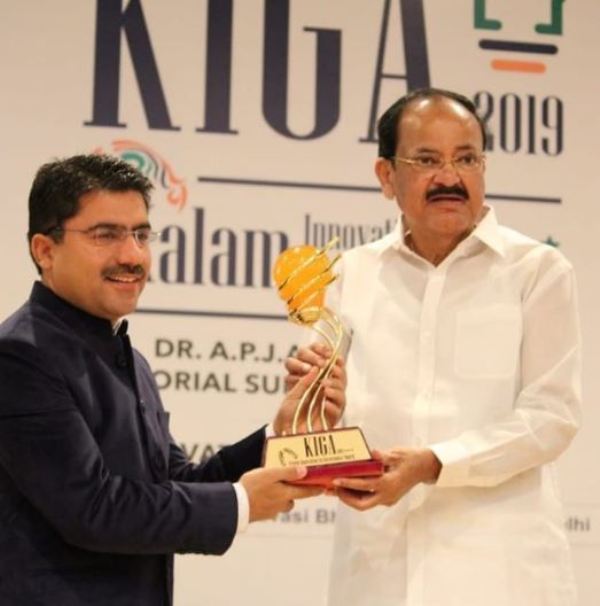 KIGA अवार्ड 2019 के साथ रोहित सरदाना 