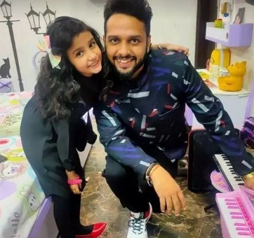 1652545111 355 Inayat Verma Child Actor उम्र परिवार Biography Hindi इनायत वर्मा अपने पिता के साथ