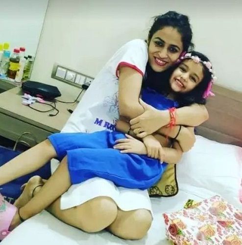 1652545122 106 Inayat Verma Child Actor उम्र परिवार Biography Hindi इनायत वर्मा अपनी मां के साथ