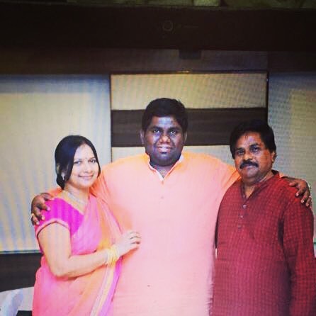 हर्षा चेमुडु अपने माता-पिता के साथ 