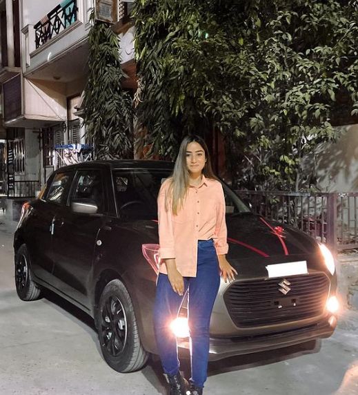 1652547141 310 Anicka हाइट उम्र बॉयफ्रेंड परिवार Biography Hindi अपनी कार के साथ अनिका