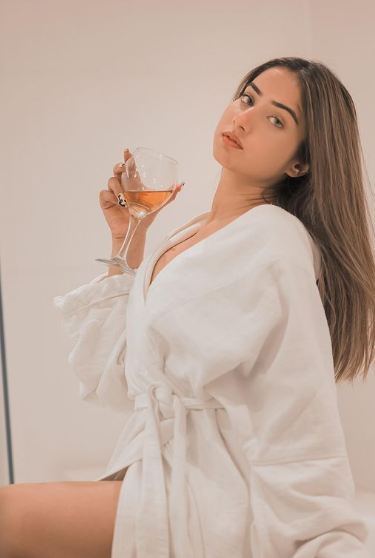 1652547158 432 Anicka हाइट उम्र बॉयफ्रेंड परिवार Biography Hindi शराब के गिलास के साथ अनिका