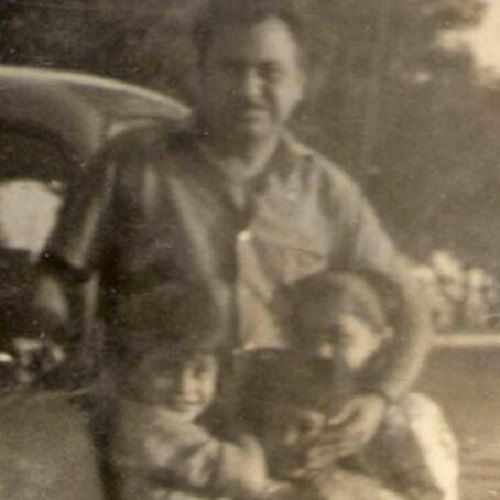 मनोज पाहवा की अपने पिता और बहनों के साथ एक पुरानी तस्वीर