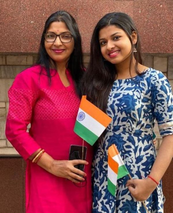 1652550117 18 Arunita Kanjilal हाइट उम्र बॉयफ्रेंड परिवार Biography Hindi अरुणिता कांजीलाल अपनी मां के साथ