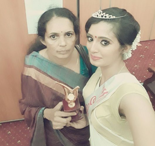 1652550999 16 Angel Thomas Bigg Boss Malayalam 3 हाइट Weight उम्र बॉयफ्रेंड एंजेल थॉमस और उनकी मां