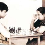 विश्वनाथन आनंद अपनी मां सुशीला के साथ शतरंज खेलते हुए