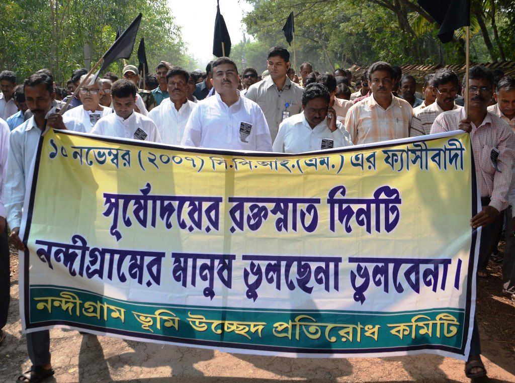 नंदीग्राम आंदोलन के दौरान टीएमसी कार्यकर्ताओं के साथ सुवेंदु अधिकारी (केंद्र)