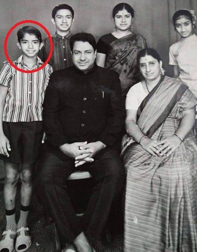 अपने परिवार के साथ शंकर अस्वथ बचपन की तस्वीर