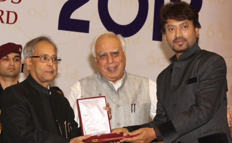 प्रणब मुखर्जी से इरफान खान को मिला सर्वश्रेष्ठ अभिनेता का राष्ट्रीय फिल्म पुरस्कार