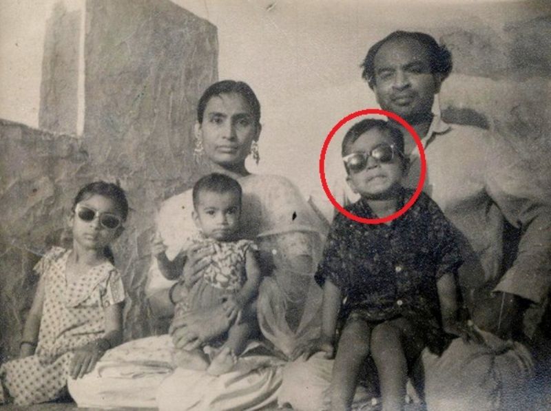 अपने माता-पिता और भाई-बहनों के साथ इरफान खान की बचपन की एक तस्वीर