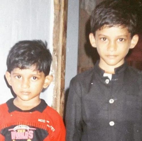 अपने छोटे भाई के साथ सोम शेखर की बचपन की तस्वीर