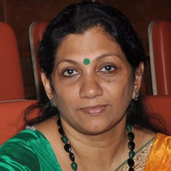 मुकेश की बहन संध्या राजेंद्रन।