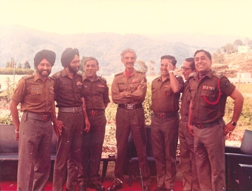 पूना हॉर्स रेजिमेंट के अन्य सैनिकों के साथ हनुत सिंह (बीच में)