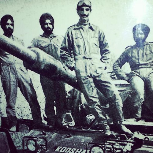 हनुत सिंह 1971 के भारत-पाक युद्ध के बाद अपने साथी सैनिकों के साथ एक टैंक के ऊपर पोज देते हुए