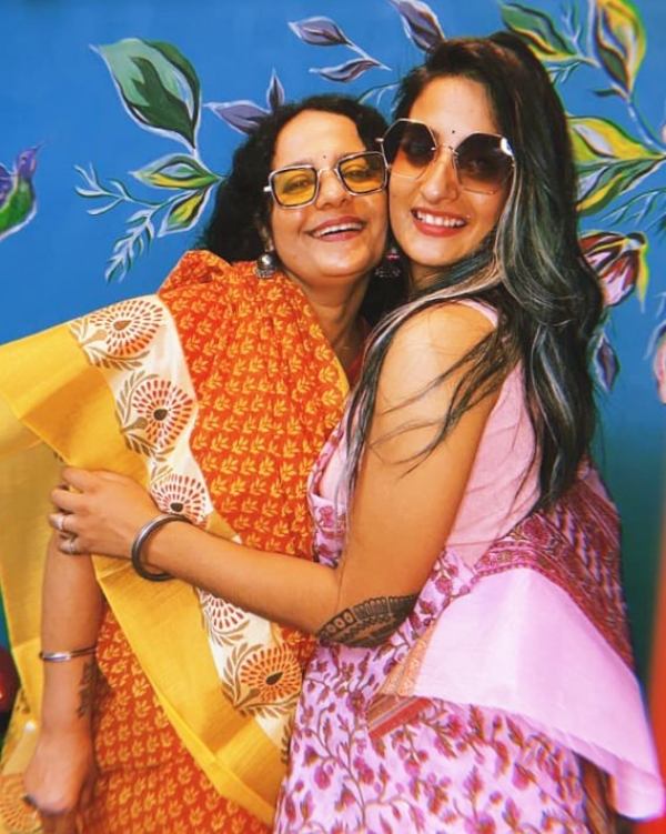 रश्मीत कौर अपनी मां के साथ
