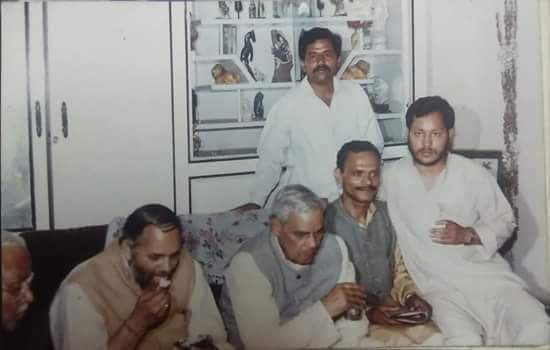 1987 के आसपास की एक तस्वीर जब अटल बिहारी वाजपेयी गढ़वाल दौरे के लिए आए थे और तीरथ, जो उस समय आरएसएस के प्रचारक थे, दौरे की निगरानी कर रहे थे।