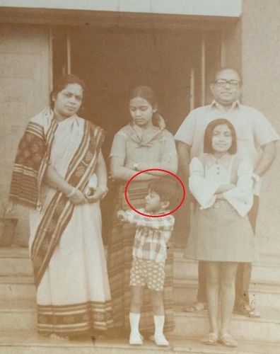 अपने माता-पिता और बहनों के साथ देवदत्त पटनायक की बचपन की तस्वीर