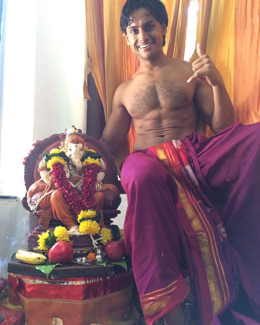 भगवान गणेश की मूर्ति के साथ नूपुर शिखर