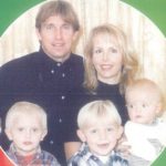 सैम कुरेन अपने भाई-बहनों और माता-पिता के साथ एक बच्चे के रूप में