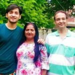 1652561855 493 Rajat Verma हाइट उम्र गर्लफ्रेंड पत्नी बच्चे परिवार Biography अपने माता-पिता के साथ रजत वर्मा