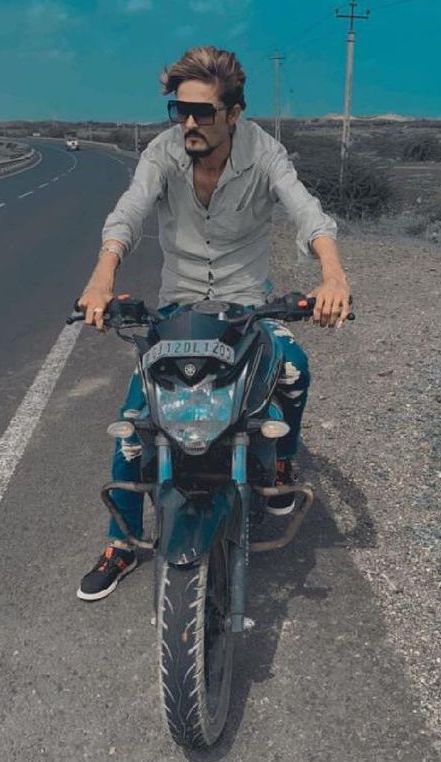 हाजी अली अगरिया अपनी बाइक के साथ