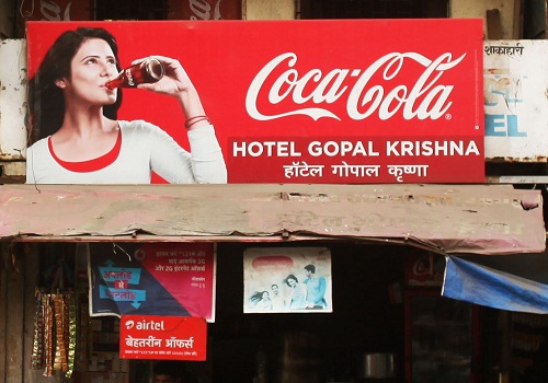 ओनिमा कश्यप कोका-कोला के होर्डिंग में नजर आईं