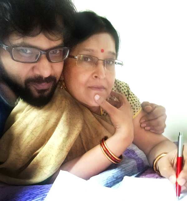 सब्यसाची मिश्रा अपनी मां के साथ
