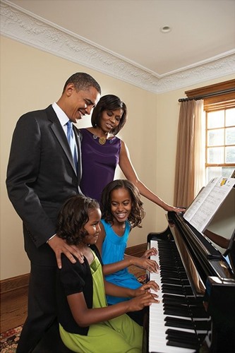साशा ओबामा और मालिया ओबामा की अपने माता-पिता के साथ पियानो बजाते हुए पुरानी तस्वीर
