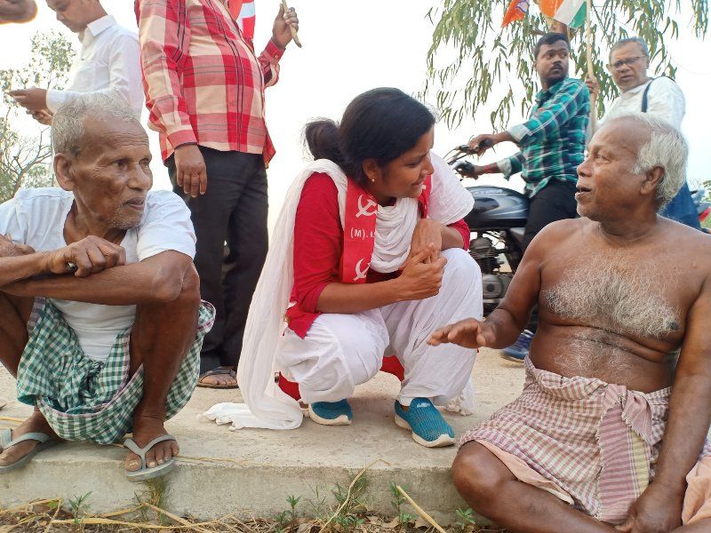 ग्रामीणों की सुन रहीं मीनाक्षी मुखर्जी
