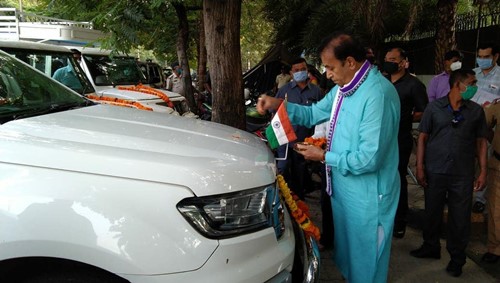 अनिल देशमुख अपनी कार के साथ
