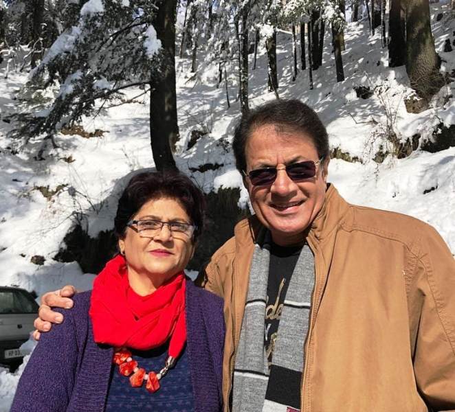 अरुण गोविल अपनी पत्नी श्रीलेखा के साथ शिमला, हिमाचल प्रदेश में