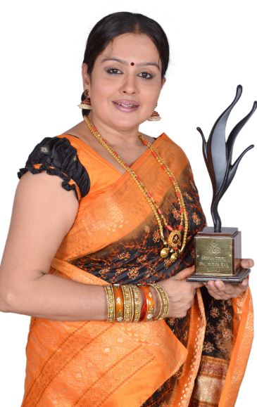 चंद्रकला मोहन अपने कर्नाटक राज्य पुरस्कार के साथ